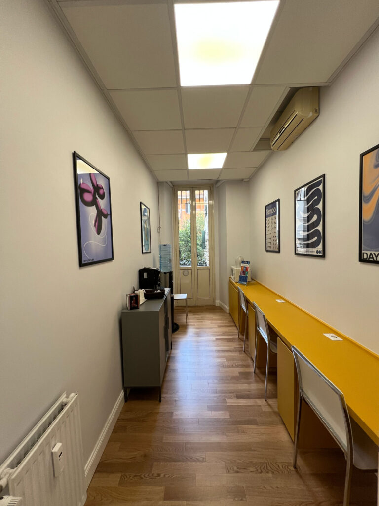 Foto del tavolo per l'area coworking di Roma